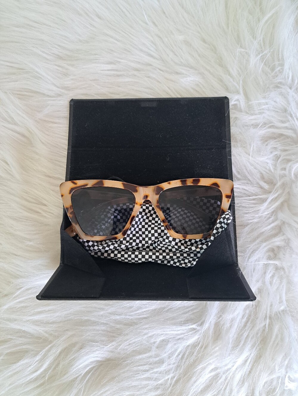 Trendy tortoise-shell shades